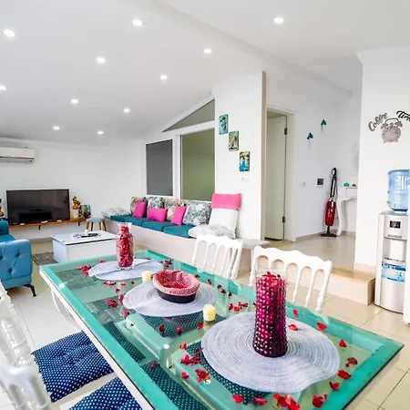 Villa Flat With Shared Pool, Terrace And Jacuzzi In Kas *